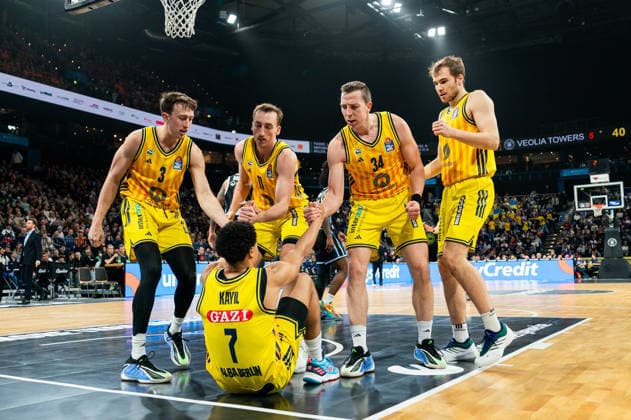 Alex OConnell ALBA Berlin, 03 , Moses Wood ALBA Berlin, 11 , Justin Bean ALBA Berlin, 34 help Jack Kayil ALBA Berlin, 07 high, GER, Veolia Towers Hamburg vs Alba Berlin, Basketball, Bundesliga, Matchday 10, Season 2025 2026, 14 12 2025 GER, Veolia Towers Hamburg vs Alba Berlin, Basketball, Bundesliga, Matchday 10, Season 2025 2026, 14 12 2025 Hamburg Copyright: xEibner-Pressefoto MaxxVincenx EP_MVN