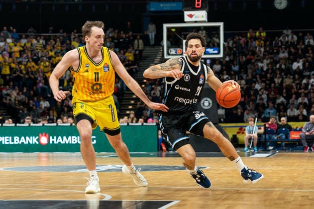 Devon Daniels Veolia Towers Hamburg, 21 dribbling against Moses Wood ALBA Berlin, 11 , GER, Veolia Towers Hamburg vs Alba Berlin, Basketball, Bundesliga, Matchday 10, Season 2025 2026, 14 12 2025 GER, Veolia Towers Hamburg vs Alba Berlin, Basketball, Bundesliga, Matchday 10, Season 2025 2026, 14 12 2025 Hamburg Copyright: xEibner-Pressefoto MaxxVincenx EP_MVN