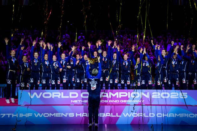 251214 Goalkeeper Katrine Lunde and teammates of Norway celebrate winning after the IHF Women s World Championship final between Germany and Norway on December 14, 2025 in Rotterdam Photo Joel Marklund BILDBYRAN kod JM JM0758 bbeng handball handboll handball vm handball vm handbolls vm ihf handball world championship world handball championship 2025 world championship 2025 final germany norway norge germany dam jubel  Copyright: JOELxMARKLUND BB251214JM091