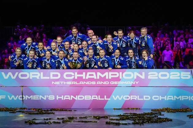 Women s Handball World Championship, WM, Weltmeisterschaft 2025: Germany - Norway Rotterdam, Netherlands 20251214. Norway celebrates victory against Germany in the final of the Women s Handball World Championship at Ahoy Arena. Photo: Beate Oma Dahle NTB Rotterdam Netherlands EDITORIAL USE ONLY. RESTRICTED USE FOR BETTING COMPANIES Ref:_SPO997XEY4i-6w.jpg *** Women s Handball World Championship 2025 Germany Norway Rotterdam, Netherlands 20251214 Norway celebrates victory against Germany in the final of the Women s Handball World Championship at Ahoy Arena Photo Beate Oma Dahle NTB Rotterdam Netherlands EDITORIAL USE ONLY RESTRICTED USE FOR BETTING COMPANIES  Copyright: xBeatexOmaxDahlex xNTBx