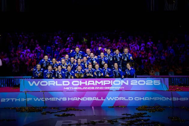 251214 Players of Norway celebrate winning after the IHF Women s World Championship final between Germany and Norway on December 14, 2025 in Rotterdam Photo Joel Marklund BILDBYRAN kod JM JM0758 bbeng handball handball handball vm handball vm handbolls vm ihf handball world championship world handball championship 2025 world championship 2025 final tyskland norway norge germany dam jubel  Copyright: JOELxMARKLUND BB251214JM096