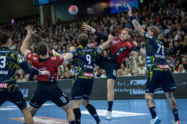 DAIKIN HBL SG Flensburg Handewitt vs Rhein Neckar Löwen 14 12 25 Pass to the circle Simon Pytlick Nr 02, SG Flensburg Handewitt to Johannes Golla Nr 04, SG Flensburg Handewitt DAIKIN HBL SG Flensburg Handewitt vs Rhein Neckar Löwen, GP JOULE Arena on 14 12 25 Copyright: xBEAUTIFULxSPORTS MarioxM.xKobergx