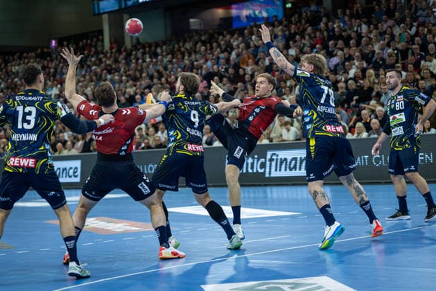 DAIKIN HBL SG Flensburg Handewitt vs Rhein Neckar Löwen 14 12 25 Pass to the circle Simon Pytlick Nr 02, SG Flensburg Handewitt to Johannes Golla Nr 04, SG Flensburg Handewitt DAIKIN HBL SG Flensburg Handewitt vs Rhein Neckar Löwen, GP JOULE Arena on 14 12 25 Copyright: xBEAUTIFULxSPORTS MarioxM.xKobergx