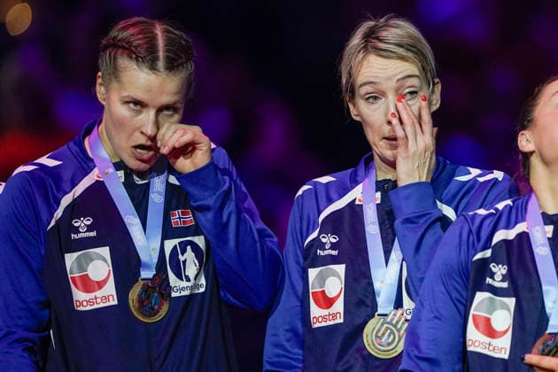 Women s Handball World Championship 2025 Germany Norway Rotterdam, Netherlands 20251214 F L Maren Aardahl and Katrine Lunde with their gold medals after the final of the Women s Handball World Championship between Germany and Norway in Ahoy Arena Photo Beate Oma Dahle NTB Rotterdam Netherlands EDITORIAL USE ONLY RESTRICTED USE FOR BETTING COMPANIES  Copyright: xBeatexOmaxDahlex xNTBx