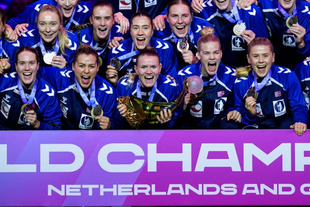 251214 Players of Norway celebrate winning after the IHF Women s World Championship final between Germany and Norway on December 14, 2025 in Rotterdam Photo Joel Marklund BILDBYRAN kod JM JM0758 bbeng handball handball handball vm handball vm handbolls vm ihf handball world championship world handball championship 2025 world championship 2025 final tyskland norway norge germany dam jubel  Copyright: JOELxMARKLUND BB251214JM099