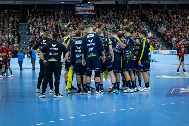 DAIKIN HBL SG Flensburg Handewitt vs Rhein Neckar Löwen 14 12 25 Team Rhein Neckar Löwen during time-out DAIKIN HBL SG Flensburg Handewitt vs Rhein Neckar Löwen, GP JOULE Arena on 14 12 25 Copyright: xBEAUTIFULxSPORTS MarioxM.xKobergx
