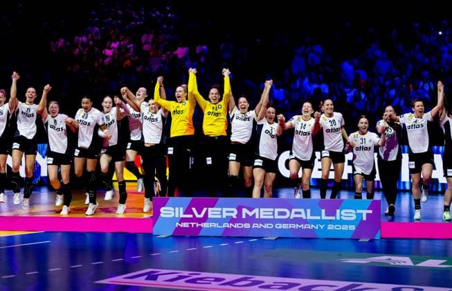 ROTTERDAM - Team Germany during the medal ceremony of the World Handball Championship final between Norway and Germany on December 14, 2025, in Ahoy Rotterdam, Netherlands. ANP IRIS VAN DEN BROEK xVIxANPxSportx xxANPxIVx 544880086 originalFilename: 544880086.jpg