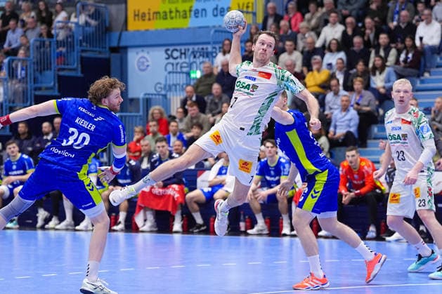 14 12 2025, xydrx, Handball, 1 HBL, VfL Gummersbach SC Magdeburg, Schwalbe Arena Felix Claar SC Magdeburg 7 in duel against Tom Kiesler VfL Gummersbach 30 and Kristjan Horzen VfL Gummersbach 27 Photo xYannisxDreimannxPressefotoKochx Nordrhein Westfahlen Germany