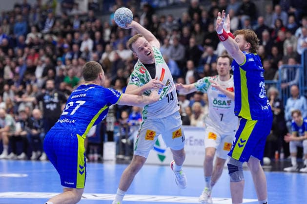 14 12 2025, xydrx, Handball, 1 HBL, VfL Gummersbach SC Magdeburg, Schwalbe Arena Omar Ingi Magnusson SC Magdeburg 14 in duel against Kristjan Horzen VfL Gummersbach 27 and Tom Kiesler VfL Gummersbach 30 Photo xYannisxDreimannxPressefotoKochx Nordrhein Westfahlen Germany