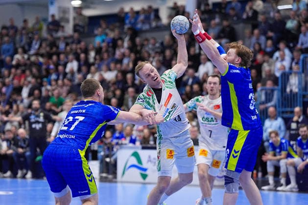 14 12 2025, xydrx, Handball, 1 HBL, VfL Gummersbach SC Magdeburg, Schwalbe Arena Omar Ingi Magnusson SC Magdeburg 14 in duel against Kristjan Horzen VfL Gummersbach 27 and Tom Kiesler VfL Gummersbach 30 Photo xYannisxDreimannxPressefotoKochx Nordrhein Westfahlen Germany