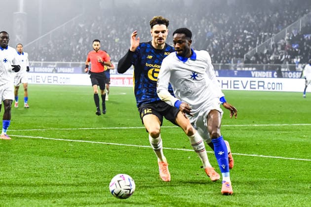FOOTBALL : AJ Auxerre vs Lille OSC - Ligue 1 - JournÃ e 16 - 14 12 2025 Sinaly DiomandÃ (AJ Auxerre) Thomas Meunier (Lille OSC) AuxerreFrance  Copyright: xBaptistexAutissierx