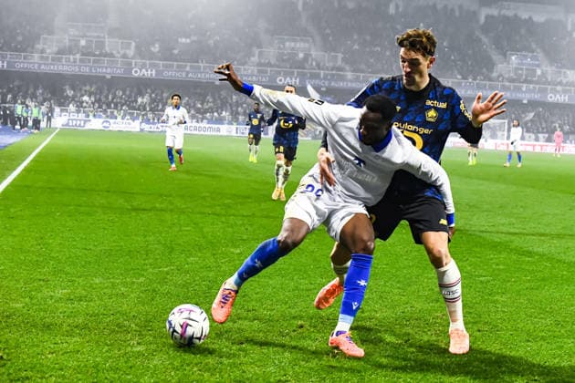 FOOTBALL : AJ Auxerre vs Lille OSC - Ligue 1 - JournÃ e 16 - 14 12 2025 Sinaly DiomandÃ (AJ Auxerre) Thomas Meunier (Lille OSC) AuxerreFrance  Copyright: xBaptistexAutissierx