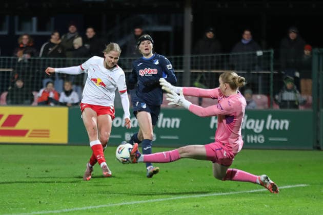 Google Pixel Frauen Bundesliga, RB Leipzig TSG Hoffenheim 14 12 2025 Emilia Kiaer Asgeirsdottir 8, RB Leipzig scores against goalkeeper Laura Johanna Dick 1, TSG Hoffenheim the goal to equalize 1 1 Wielle Douma 13, TSG Hoffenheim can only watch Football, Google Pixel Womens Bundesliga, Season 2025 2026, Matchday 13 RB Leipzig vs TSG 1899 Hoffenheim on 14 12 2025, Training Center Cottaweg, Leipzig DFB REGULATIONS PROHIBIT ANY USE OF PHOTOGRAPHS AS IMAGE SEQUENCES AND OR QUASI VIDEO Copyright: xBEAUTIFULxSPORTS JanxKaeferx