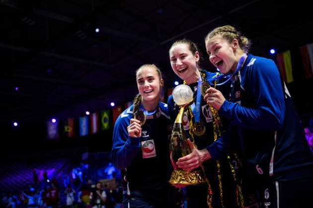 251214 Thale Rushfeldt Deila, Ingvild Kristiansen Bakkerud and Maren Nyland Aardahl of Norway celebrate after winning the IHF Women s World Championship final between Germany and Norway on December 14, 2025 in Rotterdam Photo Joel Marklund BILDBYRAN kod JM JM0758 bbeng handball handball handball vm handball vm handbolls vm ihf handball world championship world handball championship 2025 world championship 2025 final tyskland norway norge germany dam jubel  Copyright: JOELxMARKLUND BB251214JM106