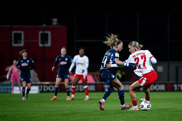 Jill Janssens TSG Hoffenheim, 09 in duel with Marlene Mueller RB Leipzig, 27 , GER, RB Leipzig vs TSG 1899 Hoffenheim, Football Google Pixel Womens Bundesliga, Matchday 13, Season 2025 2026, 14 12 2025 DFB regulations prohibit any use of photographs as image sequences and or quasi video GER, RB Leipzig vs TSG 1899 Hoffenheim, Football Google Pixel Womens Bundesliga, Matchday 13, Season 2025 2026, 14 12 2025 Leipzig Copyright: xEibner-Pressefoto Memmlerx EP_MMR