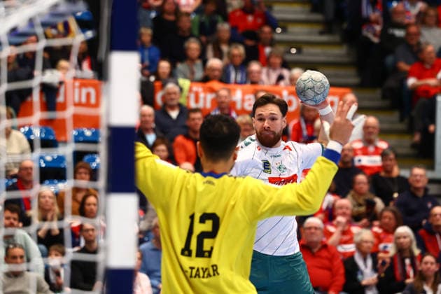 Handball I Men I Season 2025 2026 I Bundesliga I 17 Matchday I HSV Hamburg GWD Minden I 14 12 2025 Mohamed Essam Moustafa El Tayar 12, HSV Hamburg Max Staar 27, GWD Minden Hamburg Alsterdorfer Sporthalle Hamburg Germany Copyright: xLobeca RalfxHomburgx