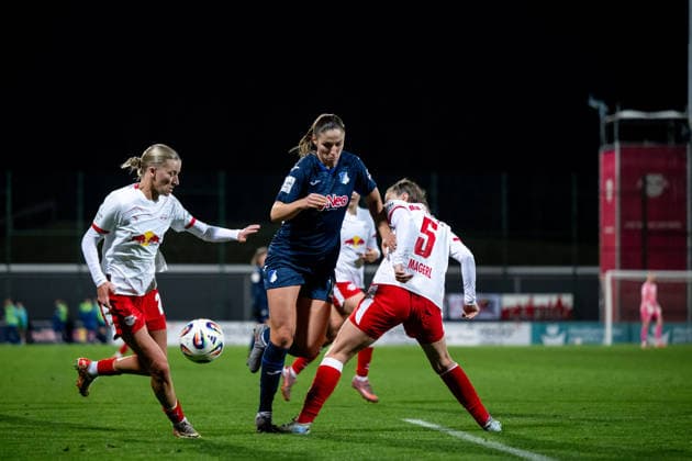 Melissa Koessler TSG Hoffenheim, 25 in duel with Julia Magerl RB Leipzig, 05 , Marlene Mueller RB Leipzig, 27 , GER, RB Leipzig vs TSG 1899 Hoffenheim, Football Google Pixel Womens Bundesliga, Matchday 13, Season 2025 2026, 14 12 2025 DFB regulations prohibit any use of photographs as image sequences and or quasi video GER, RB Leipzig vs TSG 1899 Hoffenheim, Football Google Pixel Womens Bundesliga, Matchday 13, Season 2025 2026, 14 12 2025 Leipzig Copyright: xEibner-Pressefoto Memmlerx EP_MMR