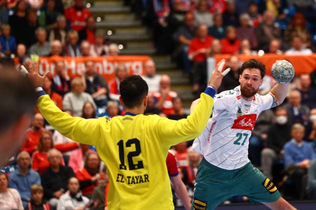 Handball I Men I Season 2025 2026 I Bundesliga I 17 Matchday I HSV Hamburg GWD Minden I 14 12 2025 Mohamed Essam Moustafa El Tayar 12, HSV Hamburg Max Staar 27, GWD Minden Hamburg Alsterdorfer Sporthalle Hamburg Germany Copyright: xLobeca RalfxHomburgx