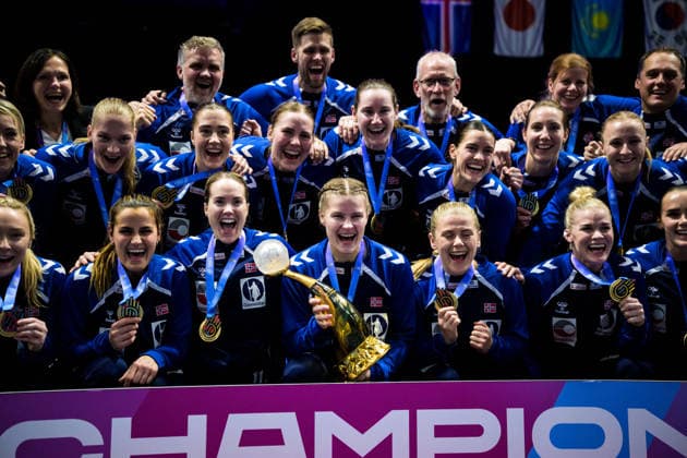 251214 Players of Norway celebrate after winning in the IHF Women s World Championship final between Germany and Norway on December 14, 2025 in Rotterdam Photo Joel Marklund BILDBYRAN kod JM JM0758 bbeng handball handball handball vm handball vm handbolls vm ihf handball world championship world handball championship 2025 world championship 2025 final tyskland norway norge germany dam jubel  Copyright: JOELxMARKLUND BB251214JM113