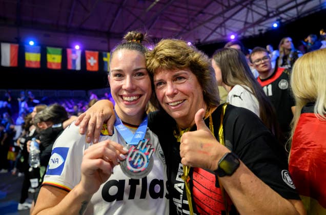 Emily Vogel (GER) mit Ihrer Mutter Andrea Boelk (Bölk) (Mutter von Emily Vogel und Weltmeisterin von 1993) und der Silber Medaille, Handball Weltmeisterschaft der Frauen 2025, Finale Deutschland (GER) - Norwegen (NOR), am 14.12.2025 in Rotterdam Niederlande. Handball WM der Frauen vom 26.11.-14.12.2025 in Deutschland Niederlande. Â *** Emily Vogel GER with her mother Andrea Boelk Bölk Mother of Emily Vogel and world champion of 1993 and the silver medal, Handball World Championship Women 2025, Final Germany GER Norway NOR , on 14 12 2025 in Rotterdam Netherlands Handball World Championship Women from 26 11 14 12 2025 in Germany Netherlands Â