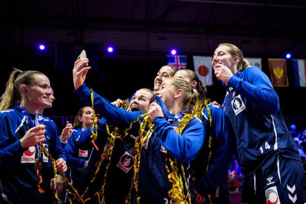 251214 Players of Norway celebrate after winning in the IHF Women s World Championship final between Germany and Norway on December 14, 2025 in Rotterdam Photo Joel Marklund BILDBYRAN kod JM JM0758 bbeng handball handball handball vm handball vm handbolls vm ihf handball world championship world handball championship 2025 world championship 2025 final tyskland norway norge germany dam jubel  Copyright: JOELxMARKLUND BB251214JM117