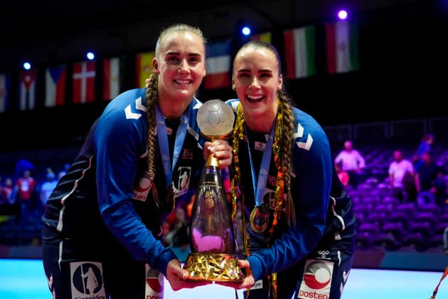Women s Handball World Championship 2025 Germany Norway Rotterdam, Netherlands 20251214 The Deila sisters with the World Championship trophy after the victory in the final of the Women s World Championship between Germany and Norway in the Ahoy Arena Photo Beate Oma Dahle NTB Rotterdam Netherlands EDITORIAL USE ONLY RESTRICTED USE FOR BETTING COMPANIES  Copyright: xBeatexOmaxDahlex xNTBx