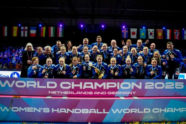 Women s Handball World Championship 2025 Germany Norway Rotterdam, Netherlands 20251214 The Norwegian national team and support staff with their gold medals and World Cup trophy after the victory in the final of the Women s Handball World Cup between Germany and Norway in Ahoy Arena Photo Beate Oma Dahle NTB Rotterdam Netherlands EDITORIAL USE ONLY RESTRICTED USE FOR BETTING COMPANIES  Copyright: xBeatexOmaxDahlex xNTBx
