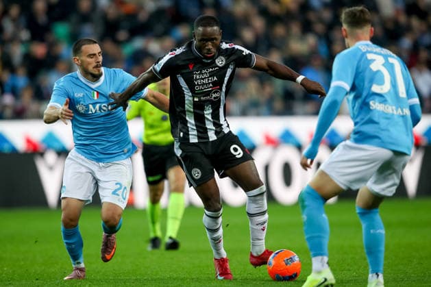 CALCIO - Serie A - Udinese Calcio vs SSC Napoli Udinese s Keinan Davis in action against Napoli s Eljif Elmas and Napoli s Sam Beukema during the Italian Soccer Serie A match between Udinese Calcio vs SSC Napoli at the Bluenergy Stadium in Udine, Italy, 14 december 2025 Udine Italy  Copyright: xIPAxSport ABACAx
