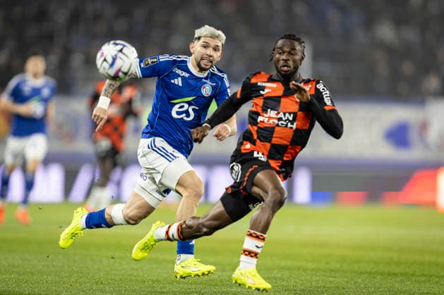 FOOTBALL: Ligue 1 Racing Strasbourg (RCS) vs Lorient. 14 12 2025 Stade de la Meinau. Strasbourg - France Julio Encisco 19 (RCS) et Yonga Darlin Zidane 44  Copyright: xelyxandroxcegarrax
