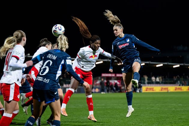 Selina Cerci TSG Hoffenheim, 29 in duel with Delice Boboy RB Leipzig, 17 , GER, RB Leipzig vs TSG 1899 Hoffenheim, Football Google Pixel Womens Bundesliga, Matchday 13, Season 2025 2026, 14 12 2025 DFB regulations prohibit any use of photographs as image sequences and or quasi video GER, RB Leipzig vs TSG 1899 Hoffenheim, Football Google Pixel Womens Bundesliga, Matchday 13, Season 2025 2026, 14 12 2025 Leipzig Copyright: xEibner-Pressefoto Memmlerx EP_MMR