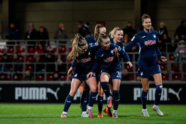 Valesca Ampoorter TSG Hoffenheim, 18 , Laura Gloning TSG Hoffenheim, 20 , Vanessa Diehm TSG Hoffenheim, 06 , Franziska Harsch TSG Hoffenheim, 17 celebrate the goal for 1 2, GER, RB Leipzig vs TSG 1899 Hoffenheim, Football Google Pixel Womens Bundesliga, 13 Spieltag, Saison 2025 2026, 14 12 2025 DFB regulations prohibit any use of photographs as image sequences and or quasi video GER, RB Leipzig vs TSG 1899 Hoffenheim, Fußball Google Pixel Frauen Bundesliga, 13 Spieltag, Saison 2025 2026, 14 12 2025 Leipzig Copyright: xEibner-Pressefoto Memmlerx EP_MMR