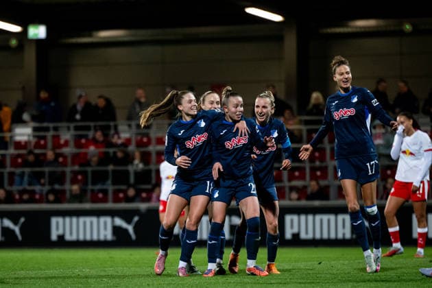 Valesca Ampoorter TSG Hoffenheim, 18 , Laura Gloning TSG Hoffenheim, 20 , Vanessa Diehm TSG Hoffenheim, 06 , Franziska Harsch TSG Hoffenheim, 17 celebrate the goal for 1 2, GER, RB Leipzig vs TSG 1899 Hoffenheim, Football Google Pixel Womens Bundesliga, 13 Spieltag, Saison 2025 2026, 14 12 2025 DFB regulations prohibit any use of photographs as image sequences and or quasi video GER, RB Leipzig vs TSG 1899 Hoffenheim, Fußball Google Pixel Frauen Bundesliga, 13 Spieltag, Saison 2025 2026, 14 12 2025 Leipzig Copyright: xEibner-Pressefoto Memmlerx EP_MMR