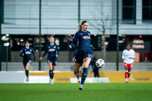 Melissa Koessler TSG Hoffenheim, 25 on the ball, GER, RB Leipzig vs TSG 1899 Hoffenheim, Football Google Pixel Frauen Bundesliga, 13 Spieltag, Saison 2025 2026, 14 12 2025 DFB regulations prohibit any use of photographs as image sequences and or quasi video GER, RB Leipzig vs TSG 1899 Hoffenheim, Football Google Pixel Frauen Bundesliga, 13 Spieltag, Saison 2025 2026, 14 12 2025 Leipzig Copyright: xEibner-Pressefoto Memmlerx EP_MMR