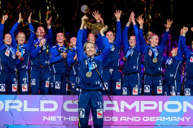 Handball, Womens World Championship, Final Germany Norway Katrine Lunde Norway lifts the trophy into the Rotterdam Ahoy Arena Netherlands