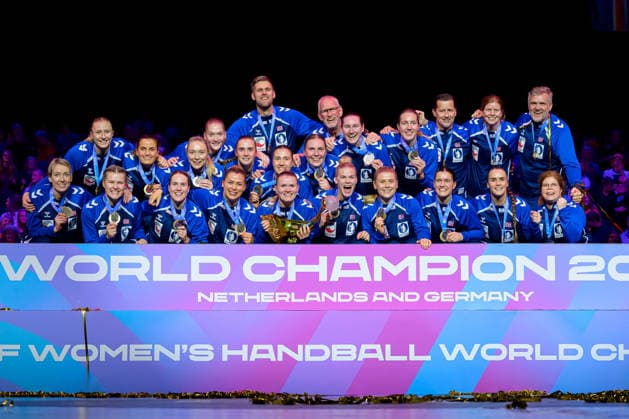 Handball, Womens World Championship, Final Germany Norway the team of Norway Final cheer Final cheer Emotion Joy Rotterdam Ahoy Arena Netherlands