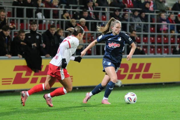 14 12 2025 Soccer Women 2025 2026 Google Pixel Women Bundesliga 13 Matchday RB Leipzig TSG Hoffenheim RB Training Center am Cottaweg Leipzig Valesca Ampoorter TSG, 18, blue in a running duel with Gina Chmielinski RBL, 10, white Leipzig Saxony Germany