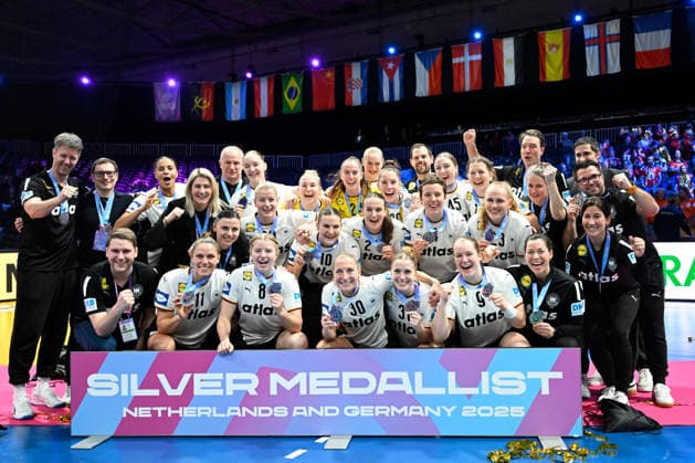 Rotterdam, Ahoy Arena, 14.12.25, NED, Frauen, IHF Women s World Championship, WM, Weltmeisterschaft 2025, Handball, Finale: Deutschland - Norwegen Bild: Schlussjubel, Emotion, Freude bei den deutschen Spielerinnen mit Silbermedaille. Mannschaftsfoto, Gruppenfoto Suedholland Niederlande *** Rotterdam, Ahoy Arena, 14 12 25, NED, women, IHF Women s World Championship 2025, handball, final Germany Norway picture final cheer, emotion, joy among the German players with silver medal team photo, group photo South Holland Netherlands