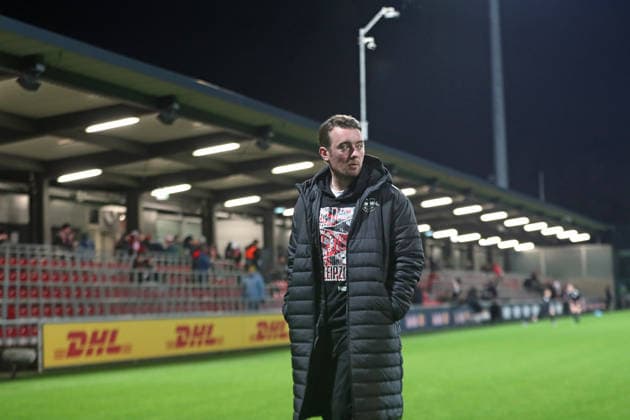 Google Pixel Women Bundesliga, RB Leipzig TSG Hoffenheim 14 12 2025 Head Coach Jonas Stephan RB Leipzig Soccer, Google Pixel Women Bundesliga, Season 2025 2026, 13 Matchday RB Leipzig vs TSG 1899 Hoffenheim on 14 12 2025, Training Center Cottaweg, Leipzig DFB REGULATIONS PROHIBIT ANY USE OF PHOTOGRAPHS AS IMAGE SEQUENCES AND OR QUASI VIDEO Copyright: xBEAUTIFULxSPORTS JanxKaeferx