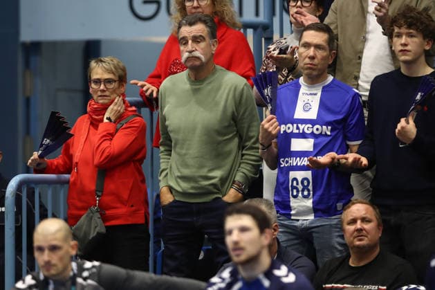 14 12 2025, xtgx, VfL Gummersbach SC Magdeburg v l the former national coach Heiner Brand in the stands Gummersbach