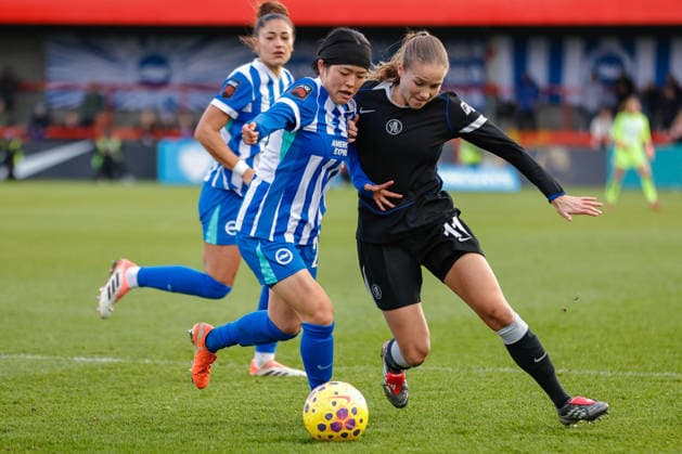 Fuka Tsunoda (29 Brighton & Hove Albion) tackles Guro Reiten (11 Chelsea) during the Barclays Womens Super League match between Brighton & Hove Albion Women and Chelsea Women, at Broadfields Stadium, Crawley, England. (Neil Holmes SPP) Copyright: xNeilxHolmes SPPx Sportspressphoto_SPR73853