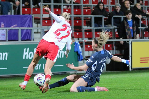14 12 2025 Soccer Women 2025 2026 Google Pixel Women Bundesliga 13 Matchday RB Leipzig TSG Hoffenheim RB Training Center at Cottaweg Leipzig Jill Janssens TSG, 9, blue in duel with Marlene Müller RBL, 27, white Leipzig Saxony Germany