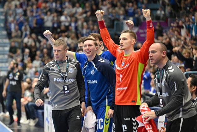 Gudjon Valur Sigurdsson VfL Gummersbach coach determined and his bench cheering VfL Gummersbach vs SC Magdeburg, Handball, Daikin 1 Bundesliga, Matchday 17, Season 2025 2026, Schwalbe Arena Gummersbach, 14 12 2025 VfL Gummersbach vs SC Magdeburg, Handball, Daikin 1 Bundesliga, Matchday 17, Season 2025 2026, Schwalbe Arena Gummersbach, 14 12 2025 Gummersbach Copyright: xEibner-Pressefoto JuergenxAugstx EP_JAT