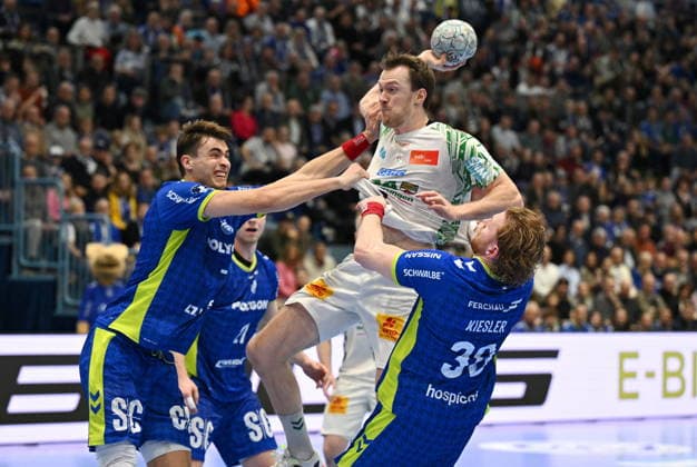 Felix Claar SC Magdeburg 7 against Julian Koester VfL Gummersbach 7 and Tom Kiesler VfL Gummersbach 30 VfL Gummersbach vs SC Magdeburg, Handball, Daikin 1 Bundesliga, Matchday 17, Season 2025 2026, Schwalbe Arena Gummersbach, 14 12 2025 VfL Gummersbach vs SC Magdeburg, Handball, Daikin 1 Bundesliga, Matchday 17, Season 2025 2026, Schwalbe Arena Gummersbach, 14 12 2025 Gummersbach Copyright: xEibner-Pressefoto JuergenxAugstx EP_JAT