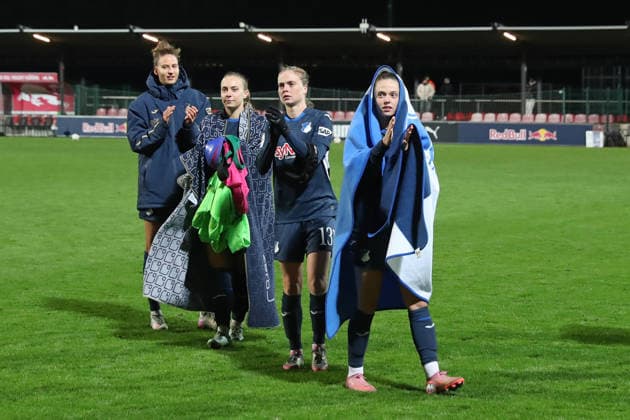 Google Pixel Womens Bundesliga, RB Leipzig TSG Hoffenheim 14 12 2025 Some Hoffenheim players applaud the accompanying fans Cheers, joy, victory Football, Google Pixel Womens Bundesliga, Season 2025 2026, Matchday 13 RB Leipzig vs TSG 1899 Hoffenheim on 14 12 2025, Training Center Cottaweg, Leipzig DFB REGULATIONS PROHIBIT ANY USE OF PHOTOGRAPHS AS IMAGE SEQUENCES AND OR QUASI VIDEO Copyright: xBEAUTIFULxSPORTS JanxKaeferx