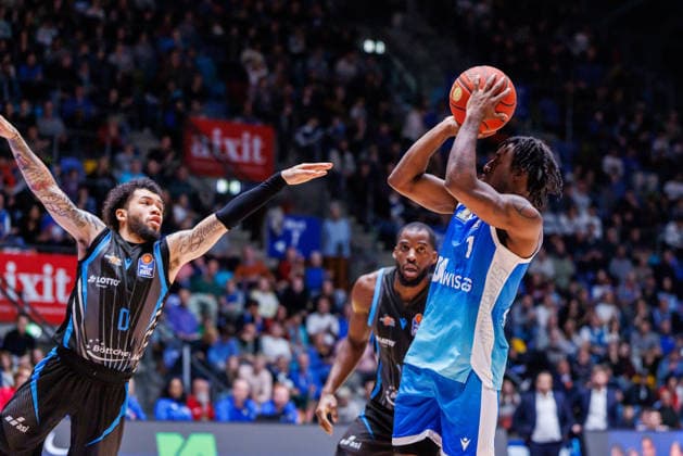easycredit BBL, Frankfurt Skyliners Science City Jena, 14 12 2025 Isaiah Swope Frankfurt Skyliners, 1 with a throw against Tavian Dunn Martin Science City Jena, 0 , who stretches in vain Game of the easycredit BBL Frankfurt Skyliners Science City Jena on matchday 10 of the 25 26 season in the Süwag Energie ARENA on 14 12 2025 Copyright: xBEAUTIFULxSPORTS Hahnex