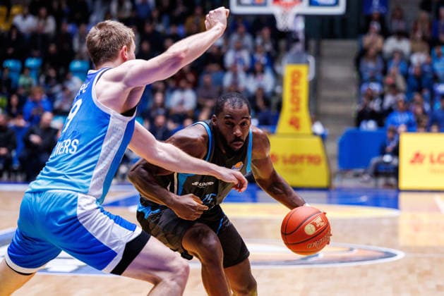 easycredit BBL, Frankfurt Skyliners Science City Jena, 14 12 2025 Naz Bohannon Science City Jena, 15 against Till Pape Frankfurt Skyliners, 19 Game of the easycredit BBL Frankfurt Skyliners Science City Jena on matchday 10 of the 25 26 season in the Süwag Energie ARENA on 14 12 2025 Copyright: xBEAUTIFULxSPORTS Hahnex