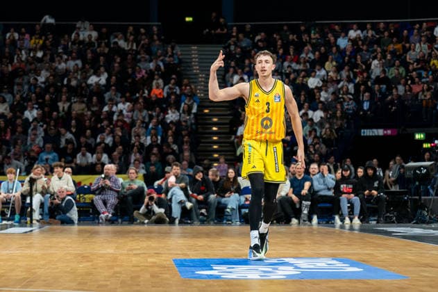 Alex OConnell ALBA Berlin, 03 cheers jubilation, GER, Veolia Towers Hamburg vs Alba Berlin, Basketball, Bundesliga, Matchday 10, Season 2025 2026, 14 12 2025 GER, Veolia Towers Hamburg vs Alba Berlin, Basketball, Bundesliga, Matchday 10, Season 2025 2026, 14 12 2025 Hamburg Copyright: xEibner-Pressefoto MaxxVincenx EP_MVN