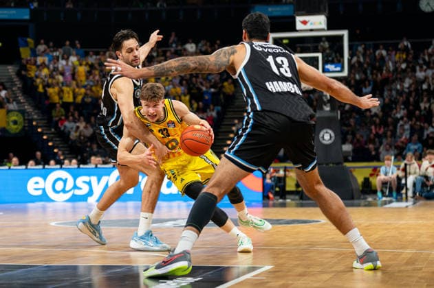 Bennet Hundt ALBA Berlin, 33 dribbling against Benedikt Turudic Veolia Towers Hamburg, 44 and Martin Breunig Veolia Towers Hamburg, 13 , GER, Veolia Towers Hamburg vs Alba Berlin, Basketball, Bundesliga, Matchday 10, Season 2025 2026, 14 12 2025 GER, Veolia Towers Hamburg vs Alba Berlin, Basketball, Bundesliga, Matchday 10, Season 2025 2026, 14 12 2025 Hamburg Copyright: xEibner-Pressefoto MaxxVincenx EP_MVN