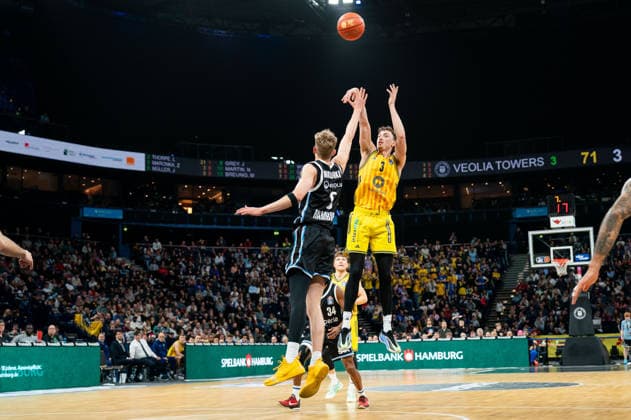Alex OConnell ALBA Berlin, 03 on throw, Zsombor Maronka Veolia Towers Hamburg, 05 , GER, Veolia Towers Hamburg vs Alba Berlin, Basketball, Bundesliga, Matchday 10, Season 2025 2026, 14 12 2025 GER, Veolia Towers Hamburg vs Alba Berlin, Basketball, Bundesliga, Matchday 10, Season 2025 2026, 14 12 2025 Hamburg Copyright: xEibner-Pressefoto MaxxVincenx EP_MVN