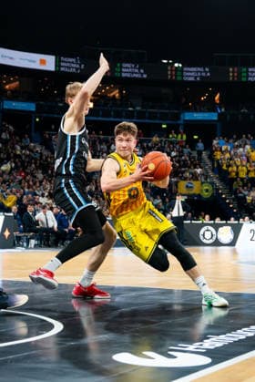 Bennet Hundt ALBA Berlin, 33 dribbling against Jared Grey Veolia Towers Hamburg, 08 , GER, Veolia Towers Hamburg vs Alba Berlin, Basketball, Bundesliga, Matchday 10, Season 2025 2026, 14 12 2025 GER, Veolia Towers Hamburg vs Alba Berlin, Basketball, Bundesliga, Matchday 10, Season 2025 2026, 14 12 2025 Hamburg Copyright: xEibner-Pressefoto MaxxVincenx EP_MVN